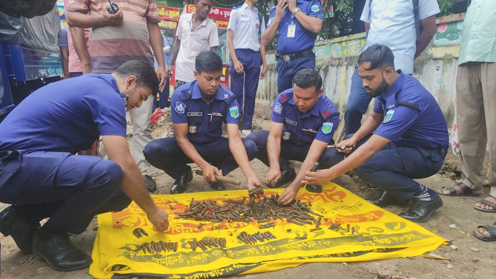 বগুড়ায় ড্রেন খুঁড়তেই মিলল ৩৪০ রাউন্ড গুলি