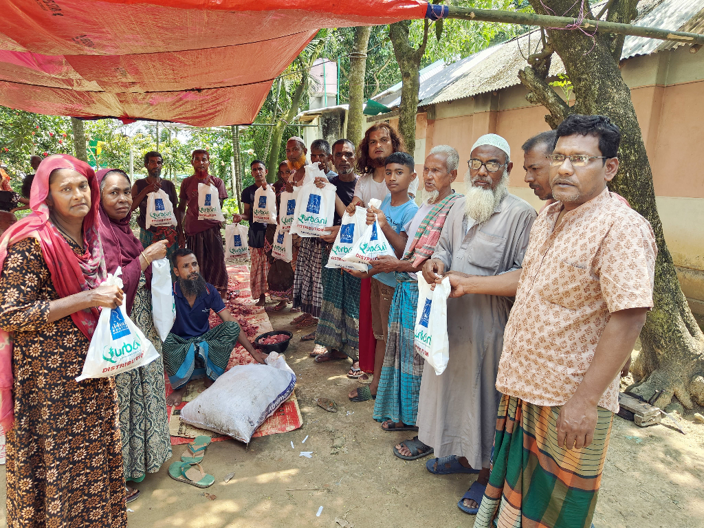 কোরবানির আনন্দ পৌঁছাল দরজায় দরজায়, বগুড়া-২ আসনে ৫ হাজার মানুষের মুখে হাসি