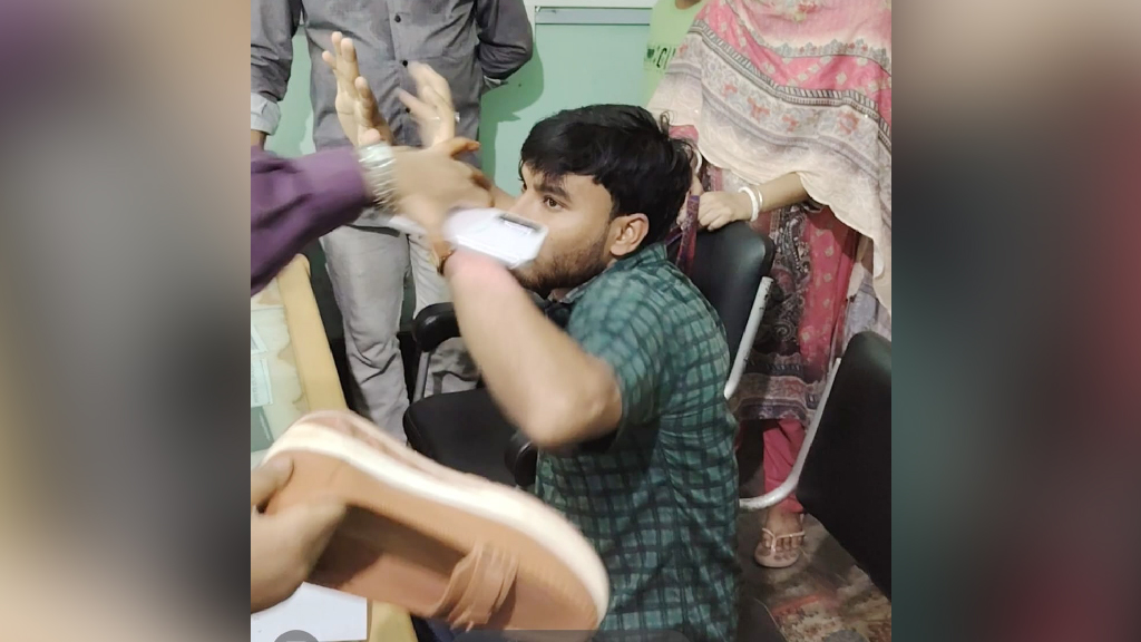 বগুড়ায় এনসিপি নেতাকে জুতাপেটা, দল থেকে অব্যাহতি