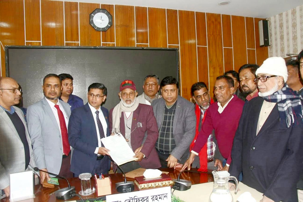 বগুড়ায় খালেদা জিয়ার পক্ষে মনোনয়নপত্র জমা, স্বাক্ষরের স্থলে আঙুলের ছাপ