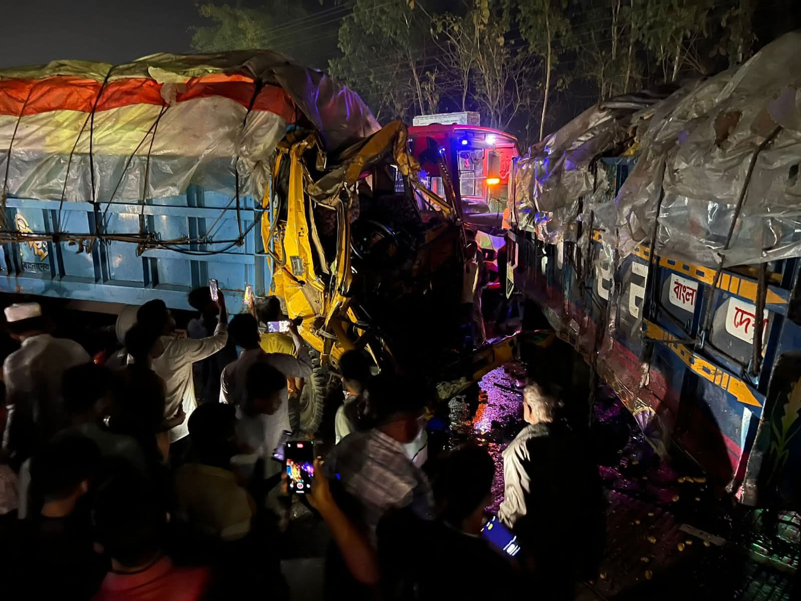 বগুড়ার শেরপুরে বাস-ট্রাকের ত্রিমুখী সংঘর্ষ, আহত ১৫; দুজনের অবস্থা আশঙ্কাজনক
