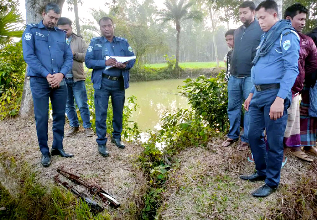 বগুড়ায় থানা থেকে লুট হওয়া দুটি অস্ত্র মিলল ডোবায়