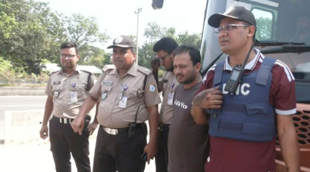 স্লিপার বাসের এসি ভেন্টে ১০ হাজার ৬০০ ইয়াবা, গ্রেপ্তার ১
