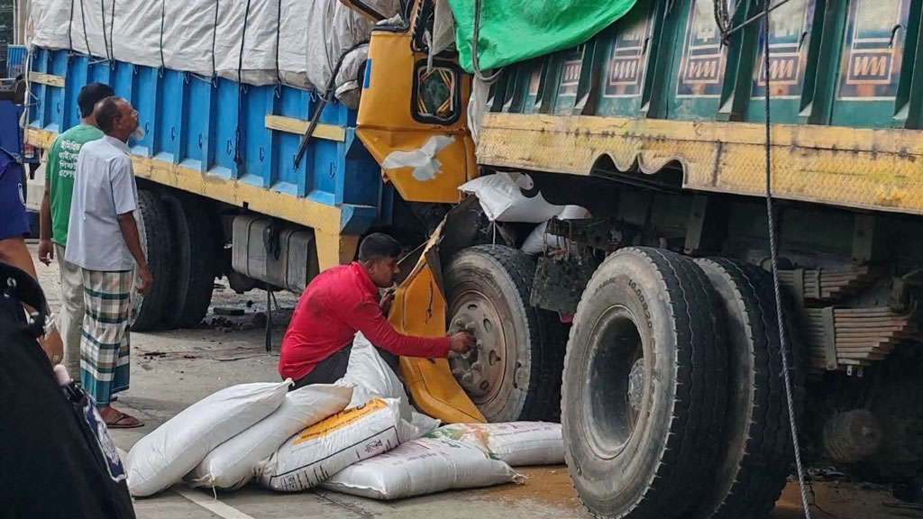 বগুড়ায় দাঁড়িয়ে থাকা ট্রাকে আরেক ট্রাকের ধাক্কা, নিহত ২
