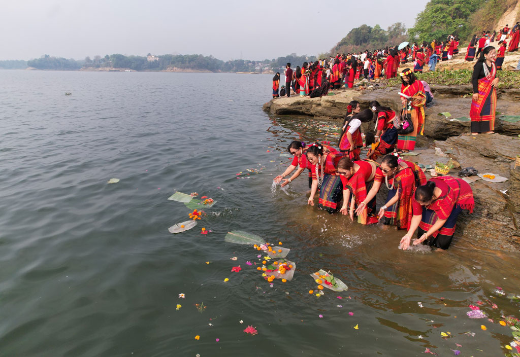 কাপ্তাই হ্রদে ভাসল ফুল, পাহাড়ে উৎসবের আমেজ
