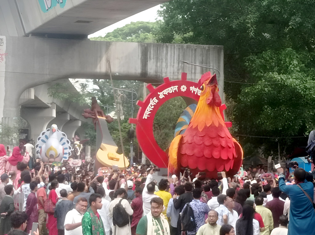 ঢাবির চারুকলা থেকে বেরিয়েছে বর্ণিল বৈশাখী শোভাযাত্রা