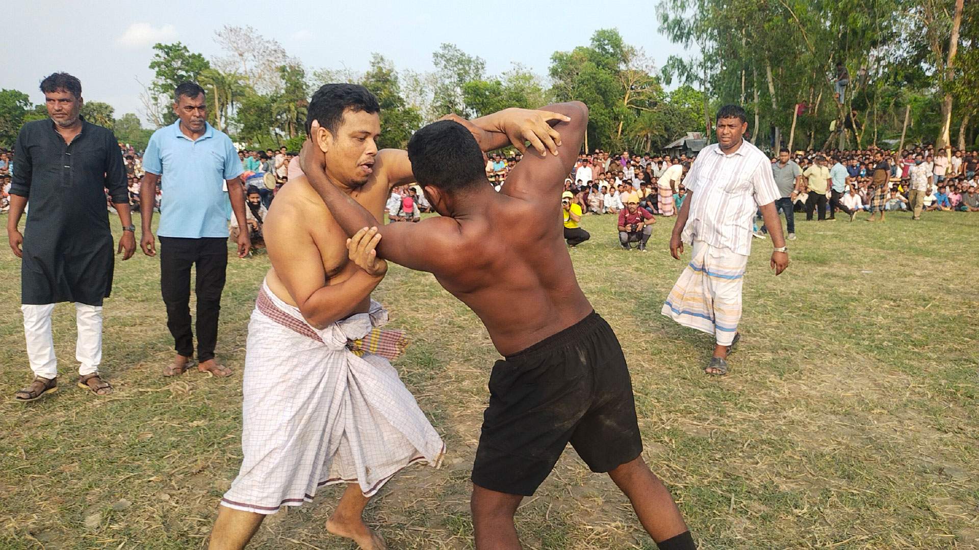 মিরসরাইয়ে বলীখেলায় মানুষের ঢল, উপকূলে ফিরল গ্রামীণ ঐতিহ্যের আমেজ