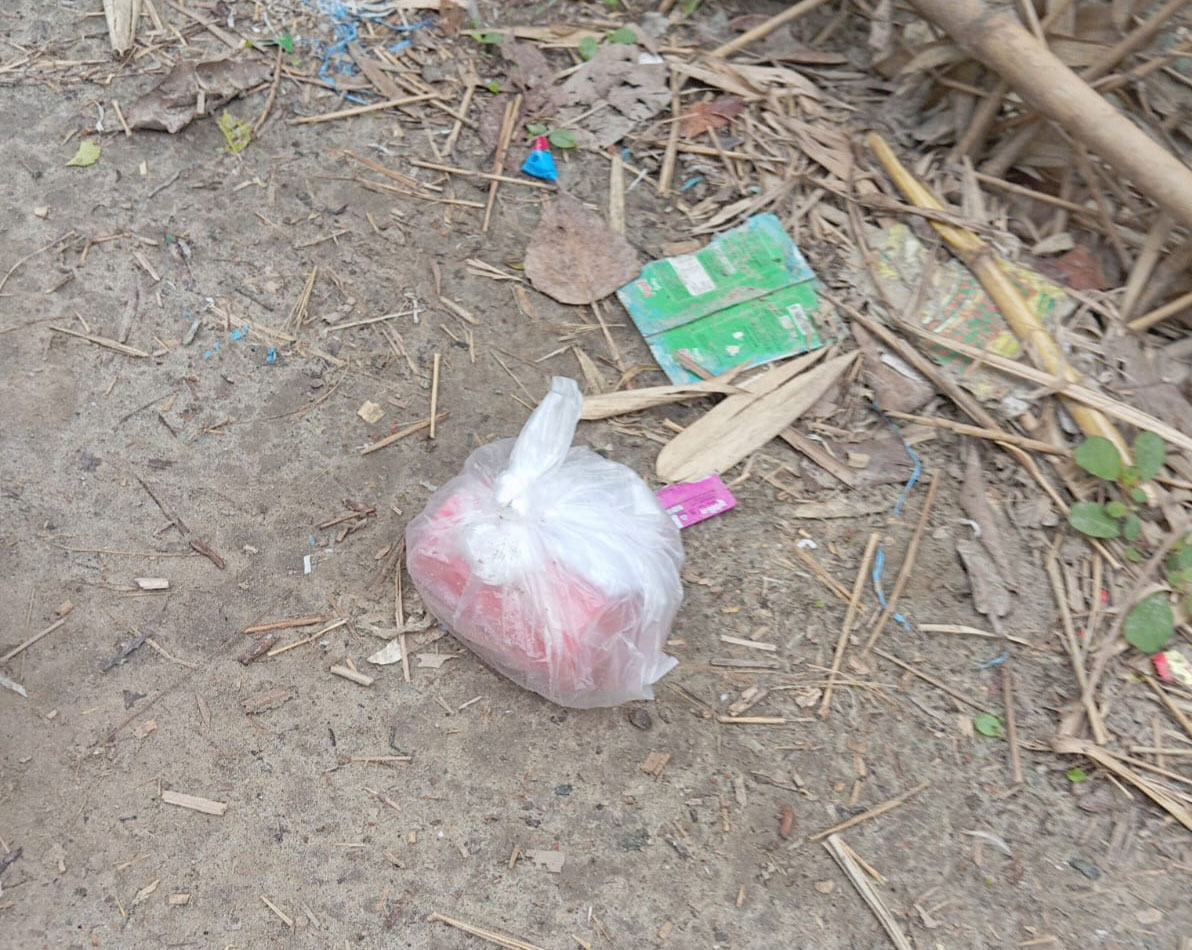 গাংনীতে বোমাসদৃশ বস্তু ও চিরকুট উদ্ধার