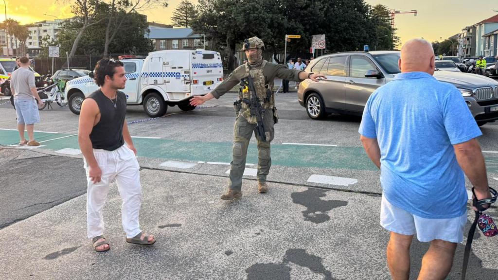 অস্ট্রেলিয়ার সমুদ্রসৈকতে বন্দুকধারীদের হামলা, নিহত কমপক্ষে ১০