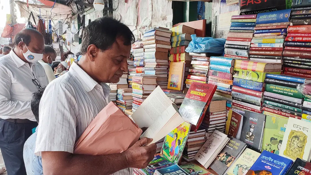 বিশ্বজুড়ে পুরোনো বইয়ের বাজার হঠাৎ অস্বাভাবিক চাঙা, নেপথ্যে কী
