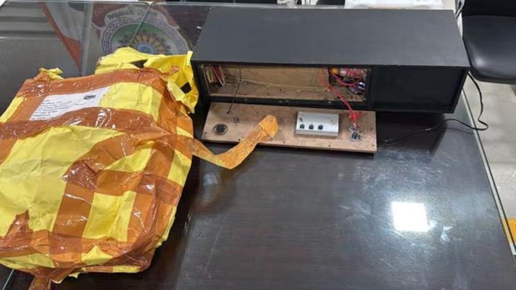 তরুণীর প্রেমে প্রত্যাখ্যাত হয়ে তাঁর স্বামীকে আইইডি বোমাসহ স্পিকার বক্স উপহার তরুণের