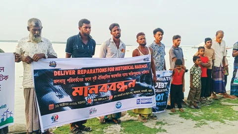 বিষাক্ত বর্জ্য নদীতে প্রতিবাদে মানববন্ধন