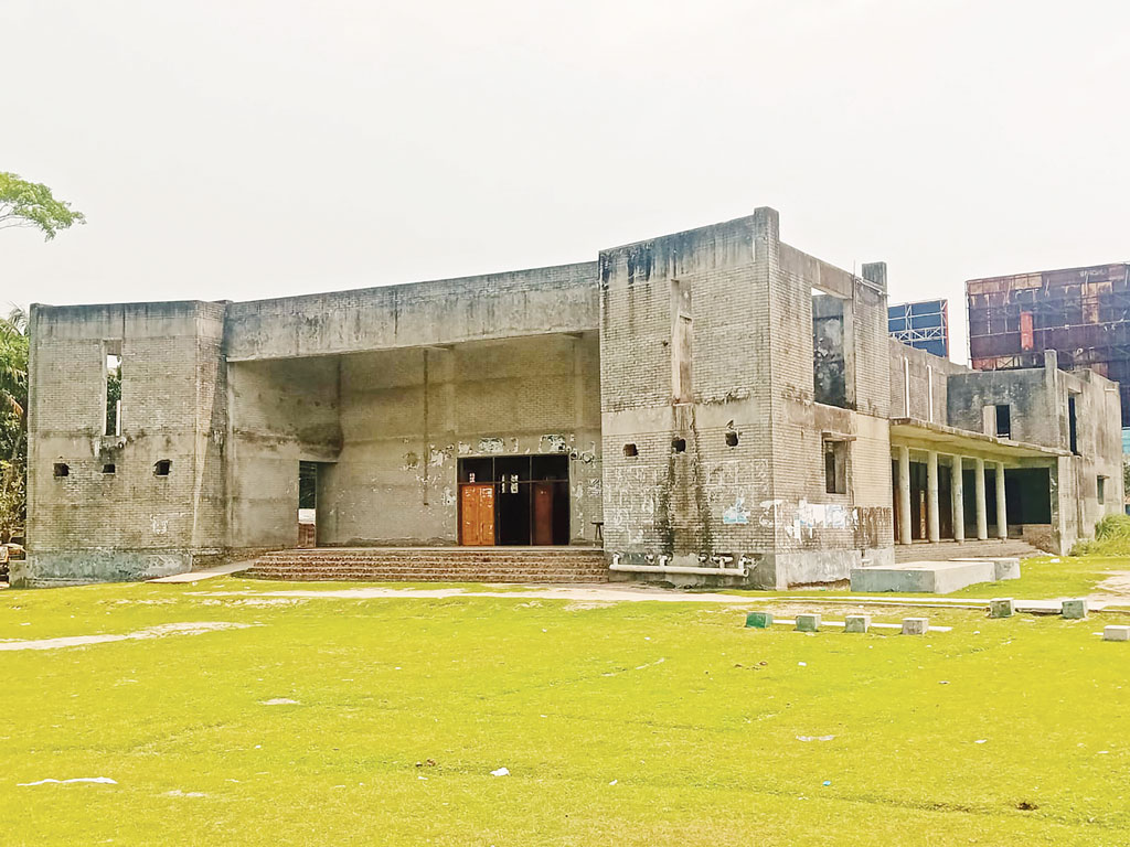 শেষ হয়নি নির্মাণ: বরগুনার টাউন হল এখন গোয়ালঘর