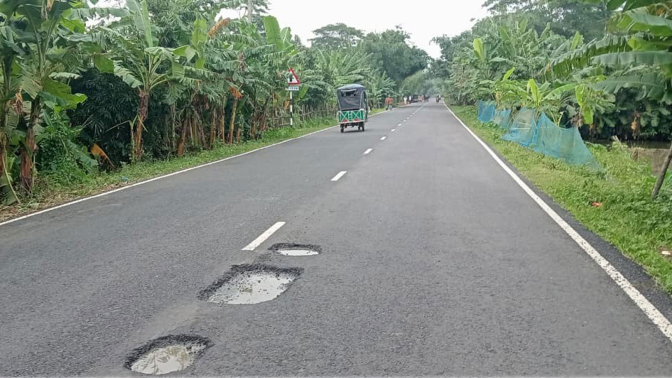 ১০ দিনেই নষ্ট সড়কের ১৩ কোটি টাকার সংস্কারকাজ, বৃষ্টিতে চলছে ফের মেরামত