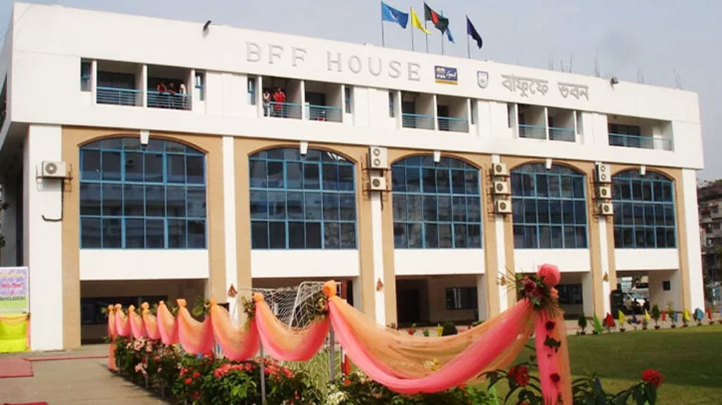 রামুতে জমি বুঝে পেল বাফুফে