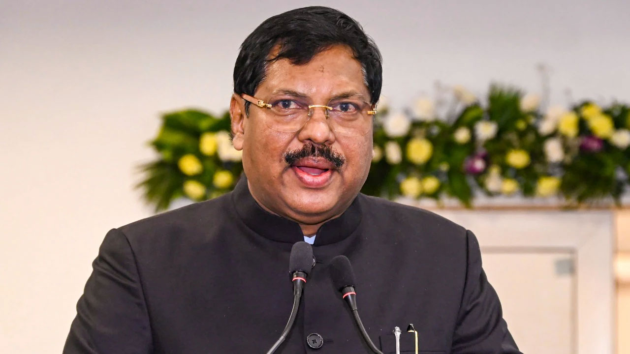 ভারতে শুনানি চলাকালে প্রধান বিচারপতিকে আইনজীবীর জুতা নিক্ষেপ