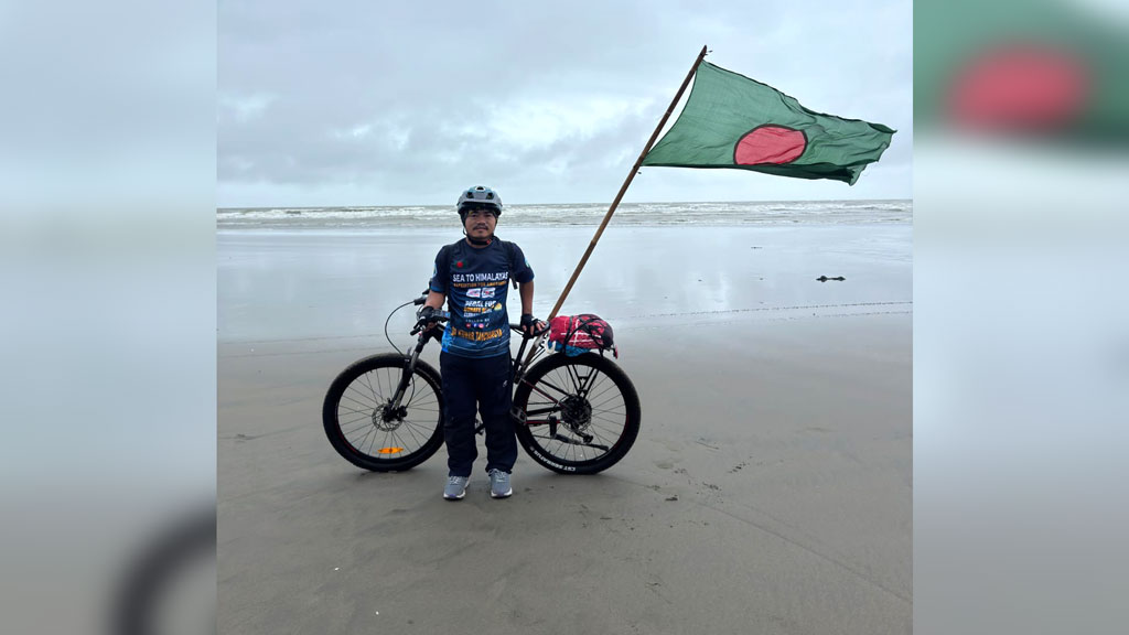 সাইকেলে সমুদ্র থেকে হিমালয়: লাল সবুজের পতাকা নিয়ে অভিযান শুরু বীরের