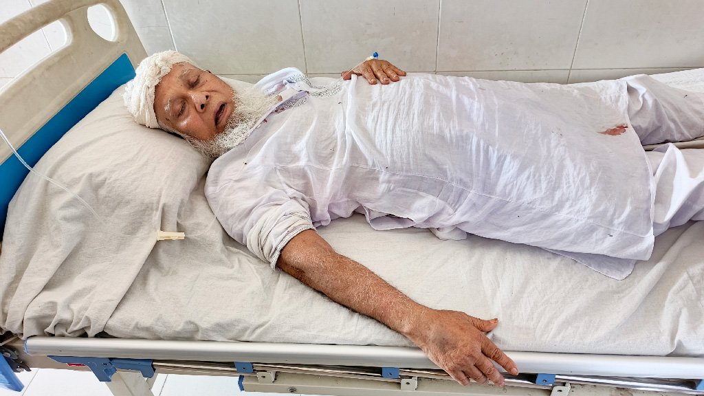 বাড়ির সামনে বালু-রড রাখতে নিষেধ করায় ‎মুক্তিযোদ্ধাকে পিটিয়ে আহত