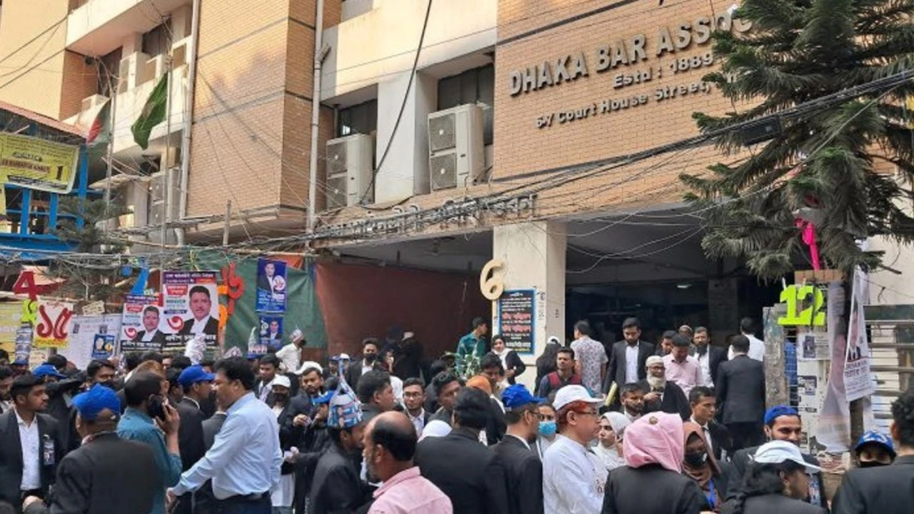 ঢাকা আইনজীবী সমিতির শেষ দিনের ভোটগ্রহণ চলছে