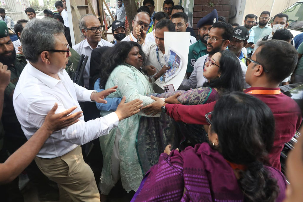 গভর্নরের গাড়ি আটকে ব্র্যাক ব্যাংকের চাকরিচ্যুতদের বিক্ষোভ