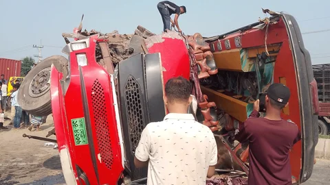 ব্রাহ্মণবাড়িয়ায় কাভার্ড ভ্যানের সঙ্গে বাসের মুখোমুখি সংঘর্ষ, দুই যাত্রী নিহত
