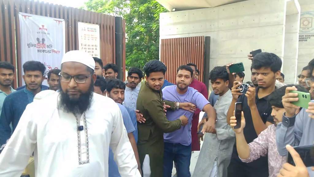 বেরোবি উপাচার্যের পদত্যাগের দাবিতে সংবাদ সম্মেলনে হামলার অভিযোগ