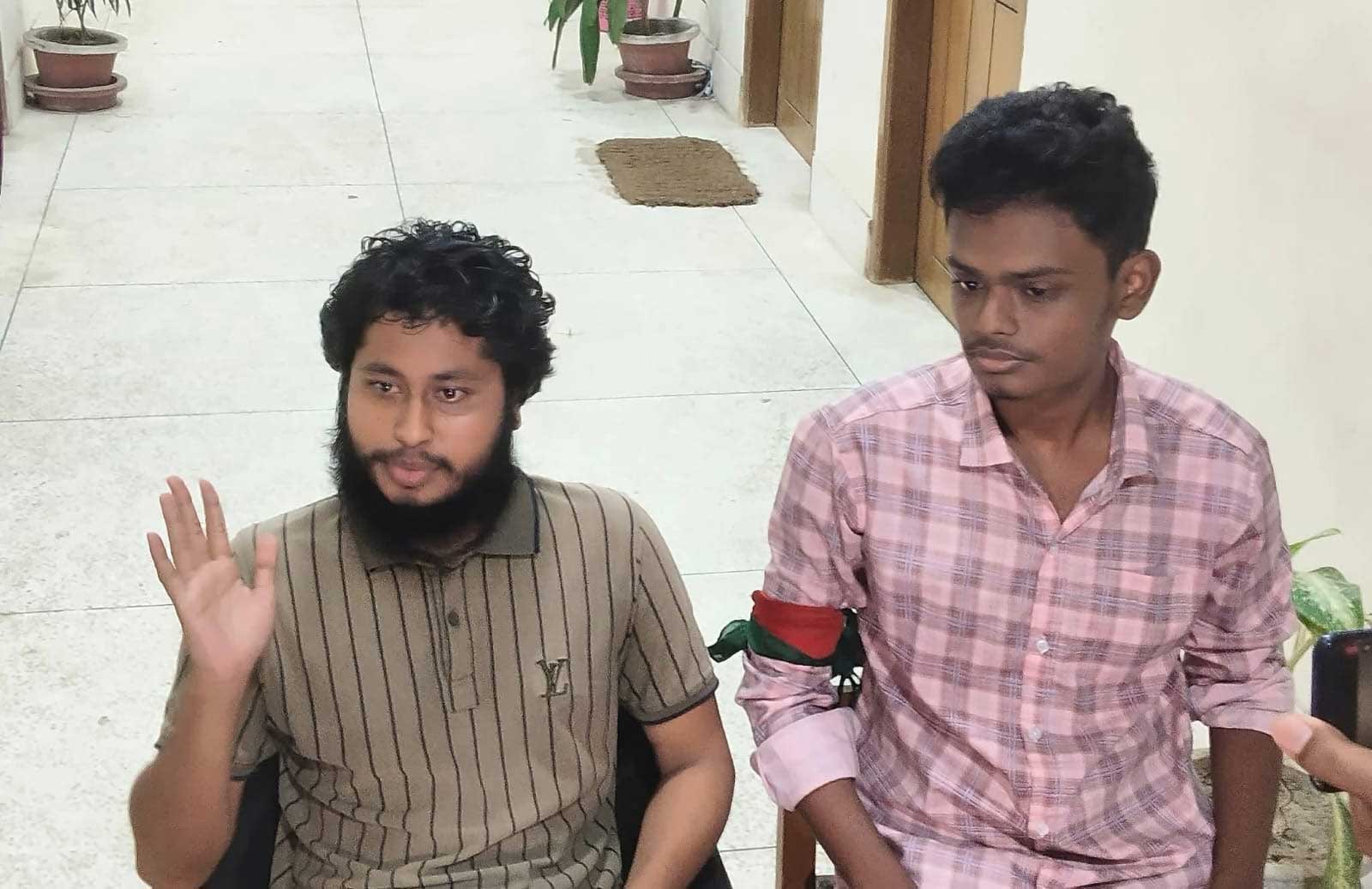 উপাচার্যের আশ্বাসে অনশন ভাঙলেন বেরোবিতে অনশনরত ২ শিক্ষার্থী