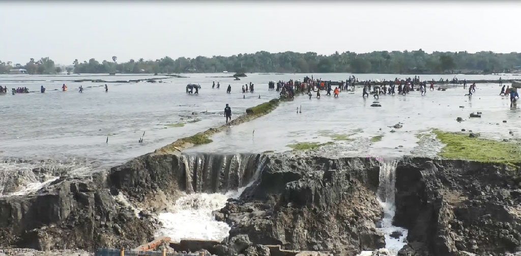 সাতক্ষীরার আশাশুনিতে খোলপেটুয়া নদীর বেড়িবাঁধ ভেঙে লোকালয়ে ঢুকছে পানি। ছবি: আজকের পত্রিকা