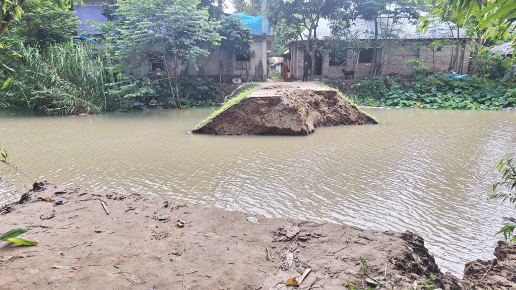 মান্দায় বেড়িবাঁধ ভেঙে পানিবন্দী ২০০ পরিবার