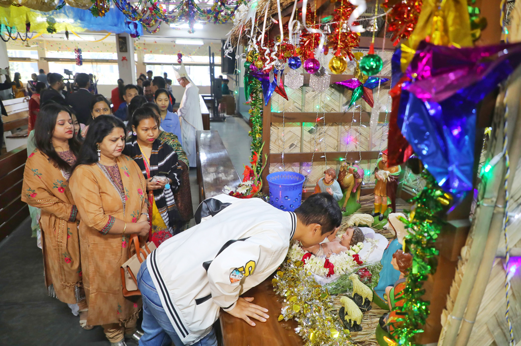 খ্রিষ্টান ধর্মাবলম্বীদের সর্ববৃহৎ ধর্মীয় উৎসব ‘বড়দিন’। খ্রিষ্টধর্মের প্রবর্তক যিশুখ্রিষ্ট এই দিনে (২৫ ডিসেম্বর) বেথলেহেমে জন্মগ্রহণ করেন। এ কারণে তাঁর অনুসারী এই দিনে প্রার্থনার মধ্য দিয়ে উদ্‌যাপন করে থাকে। ছবি: কাকরাইলে সেন্ট মেরি ক্যাথিড্রাল চার্চে থেকে তোলা। ২৫ ডিসেম্বর ২০২৪। ছবি: আজকের পত্রিকা