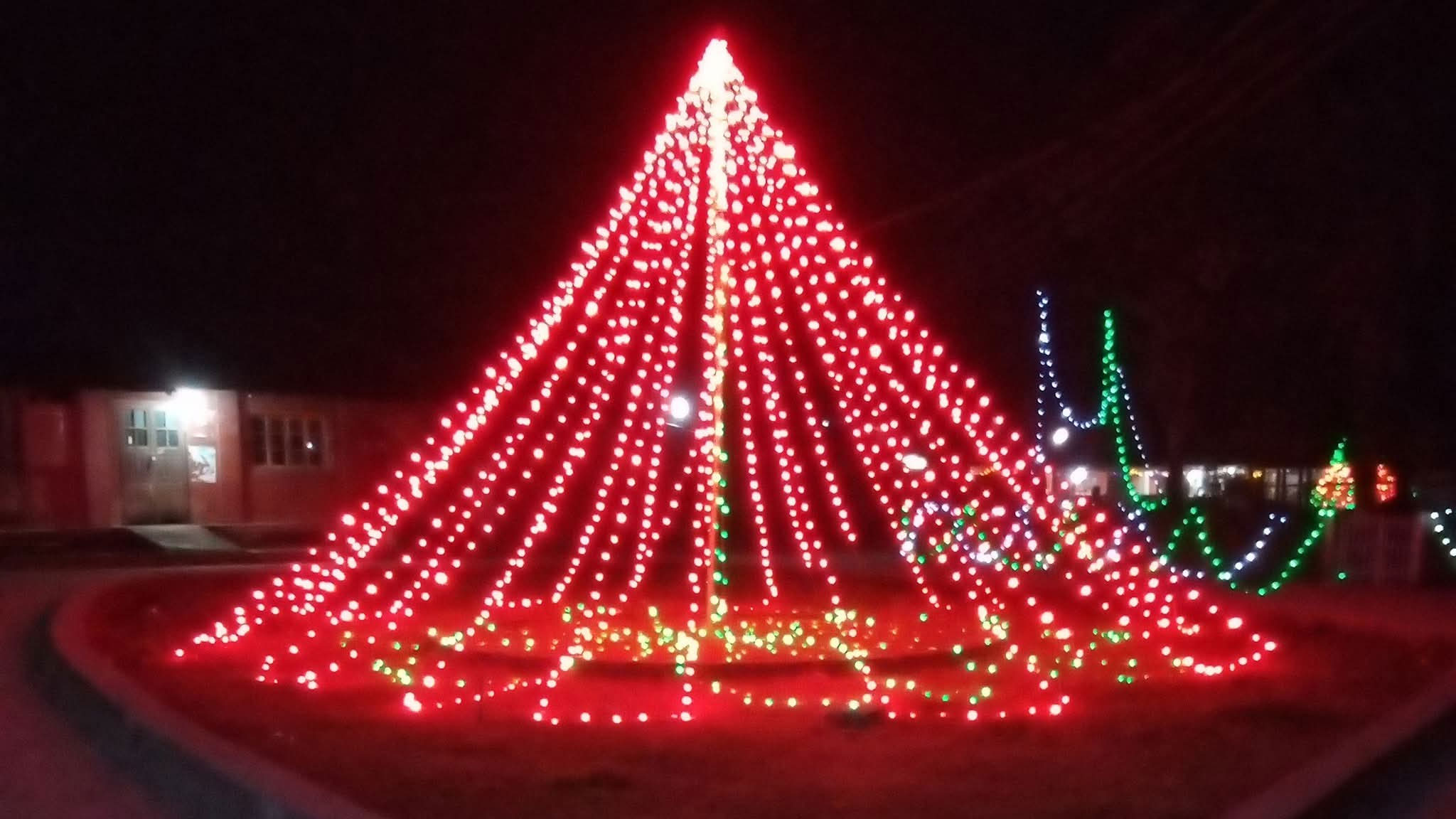 বড়দিন সামনে রেখে বর্ণিল সাজে সেজেছে চন্দ্রঘোনা খ্রিষ্টানপল্লি