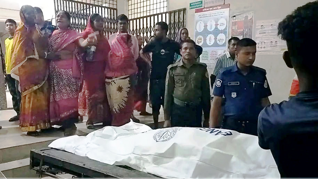 পরকীয়ায় বাধা দেওয়ায় স্ত্রীকে পিটিয়ে হত্যার অভিযোগ