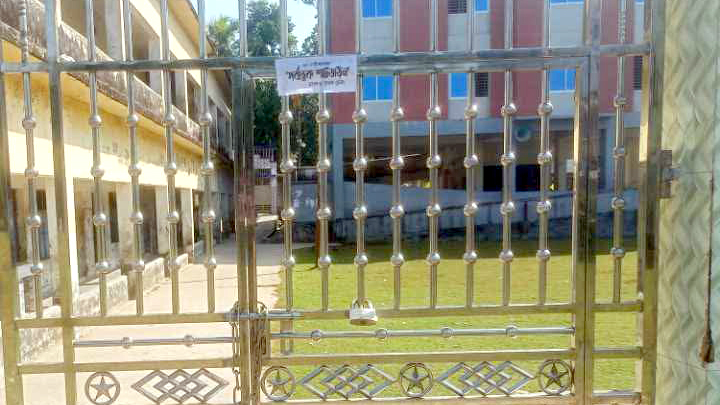 বরগুনায় ‘সর্বাত্মক শাটডাউন’ লিখে বিভিন্ন প্রতিষ্ঠানে তালা, পুলিশ বলছে—অভ্যন্তরীণ কোন্দল