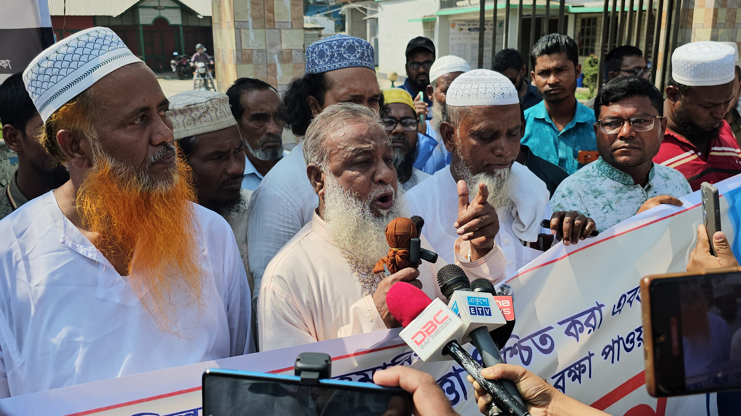 সুন্দরবন ও বঙ্গোপসাগরে ফের জলদস্যু আতঙ্ক, পাথরঘাটায় জেলেদের মানববন্ধন