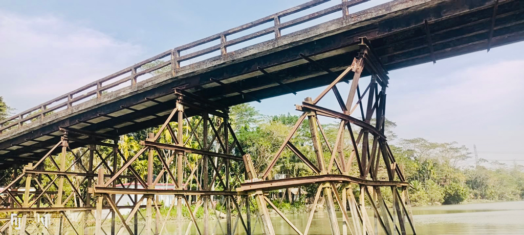 সেতুটির বিম ও ক্রস অ্যাঙ্গেল ভেঙে যাওয়ায় আতঙ্কে এলাকাবাসী