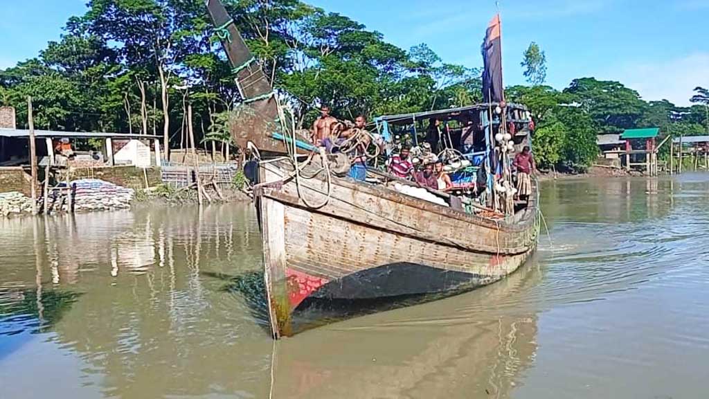 বঙ্গোপসাগরে দুই ট্রলারে ডাকাতি, জেলে গুলিবিদ্ধ