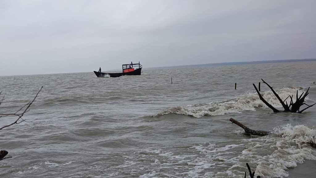 বরগুনার তালতলীতে বঙ্গোপসাগরে দুটি ট্রলারডুবি, নিখোঁজ ২