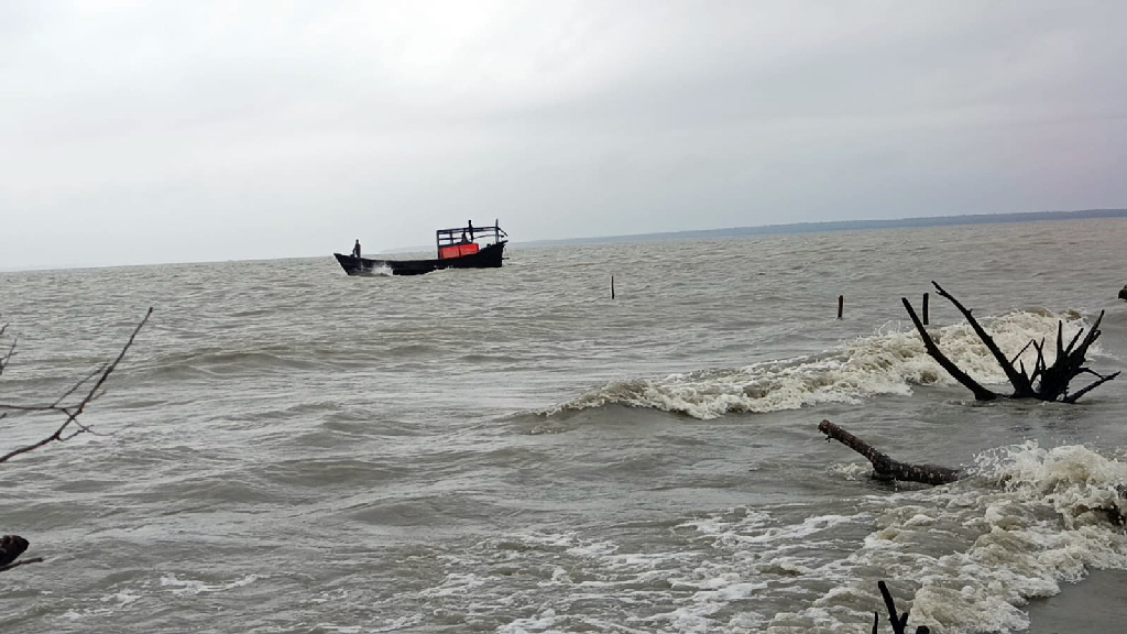 বৈরী আবহাওয়ায় সাগরে ডুবল দুই ট্রলার: ১৬ জেলে উদ্ধার, নিখোঁজ ২