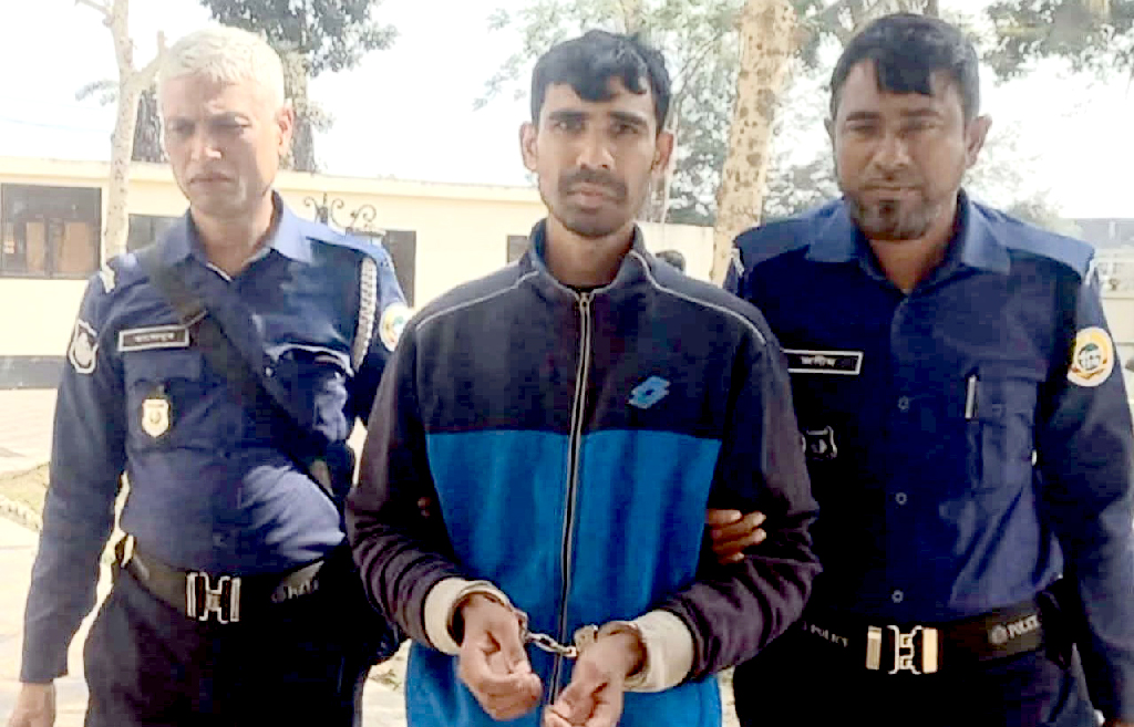 বরগুনায় কার্যালয়ে ঢুকে ডিসির ওপর হামলার চেষ্টা, যুবক আটক