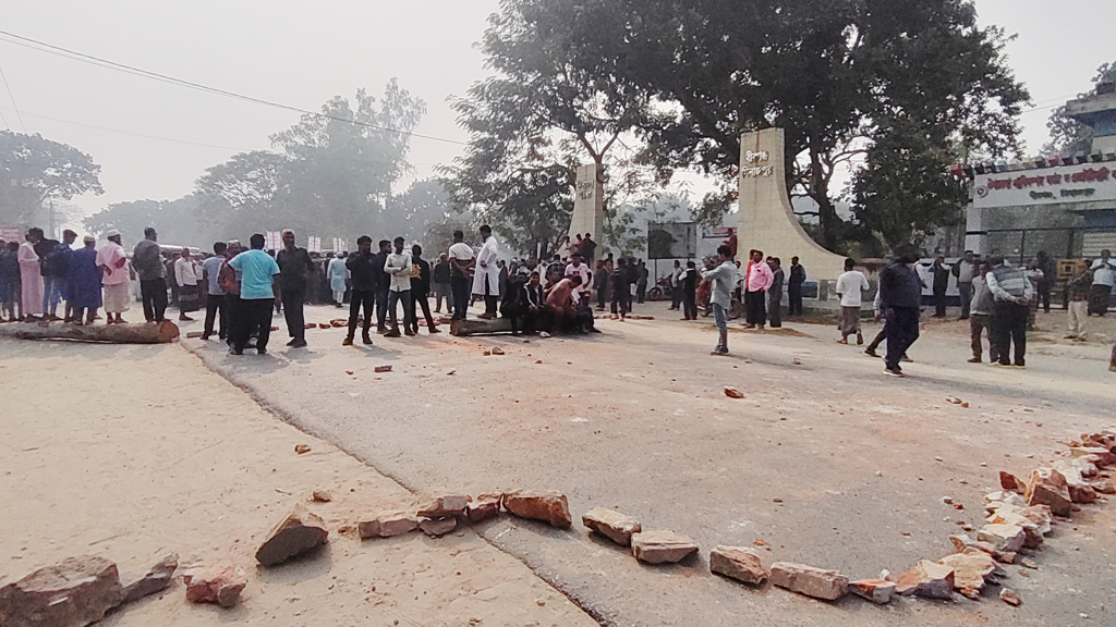 বীরগঞ্জের ইউএনওকে অপসারণ দাবিতে সড়ক অবরোধ শিক্ষকদের