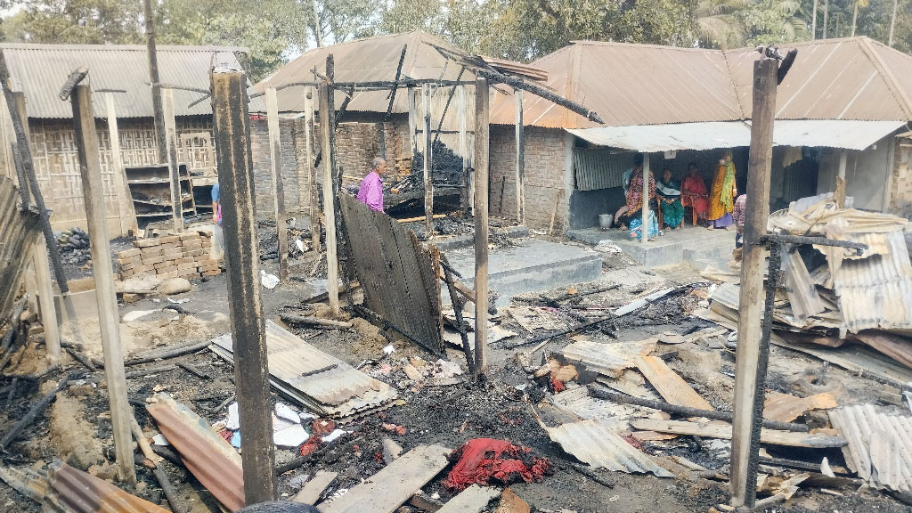 বীরগঞ্জে আগুনে পুড়ল ১৫ পরিবারের ২৮ ঘর