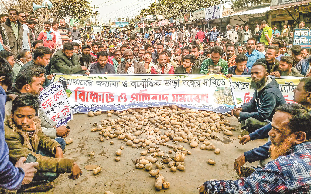 কোল্ড স্টোরেজের ভাড়া বৃদ্ধির প্রতিবাদে আলুচাষিদের সড়ক অবরোধ