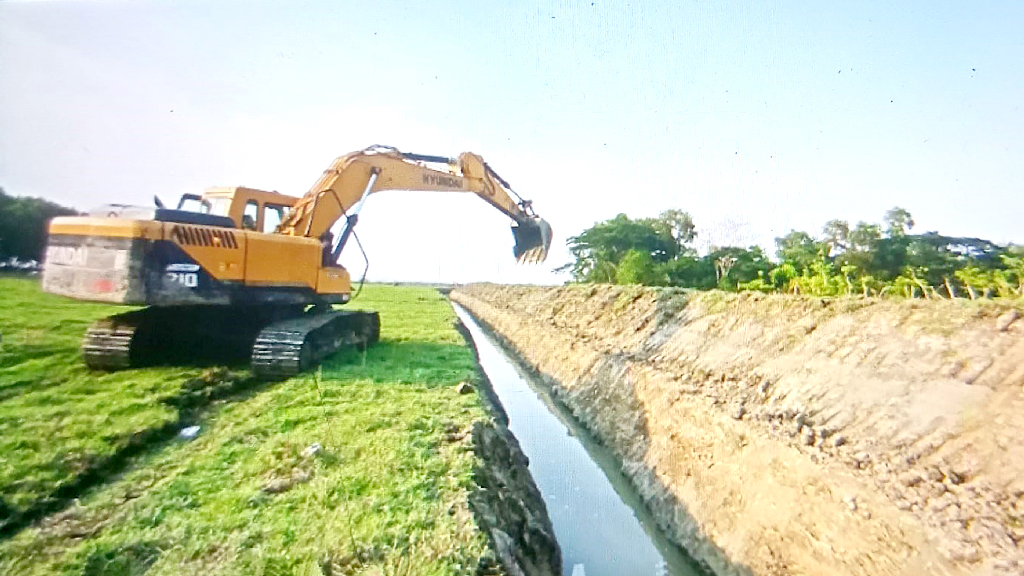 তালতলীতে পাউবোর জমি দখল করে মাছের ঘের