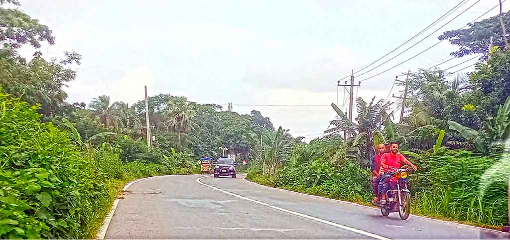 মহাসড়কের বাঁকে মৃত্যুফাঁদ
