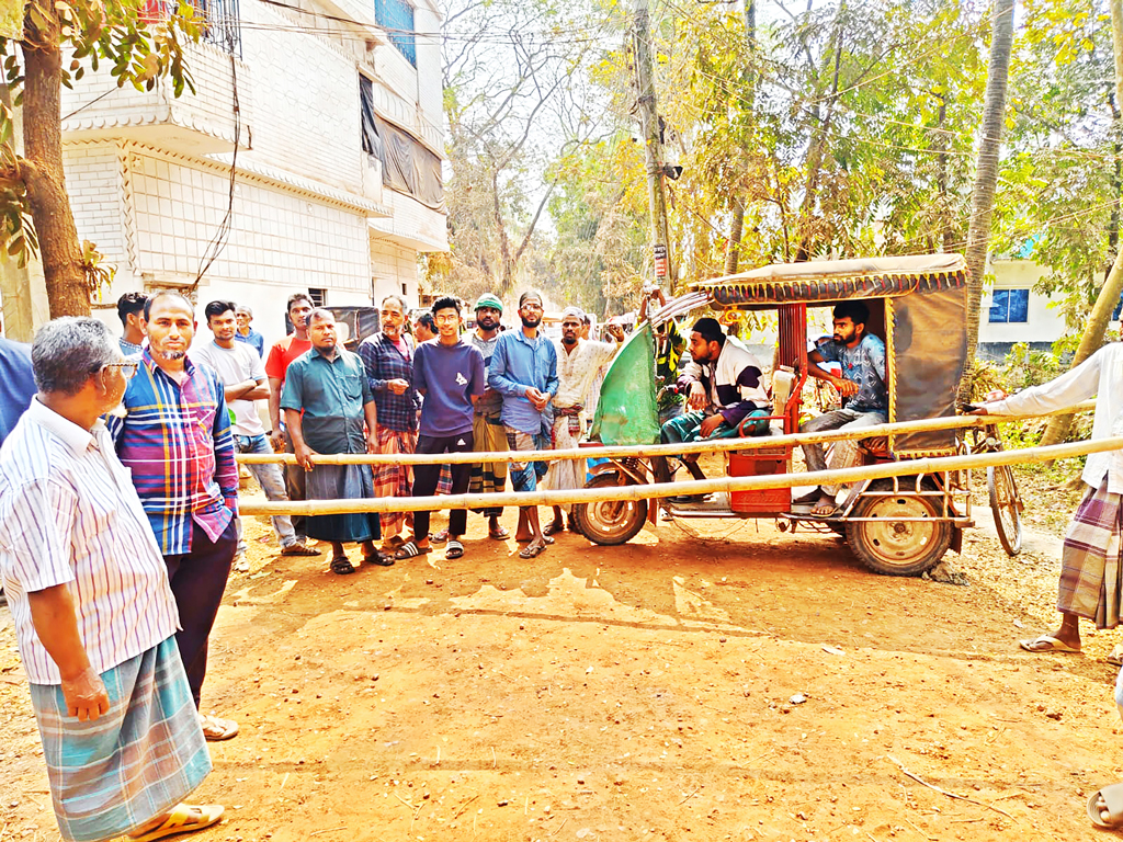বরগুনায় সড়ক সংস্কার: খোয়া ফেলে কাজ বন্ধ, বিক্ষোভ