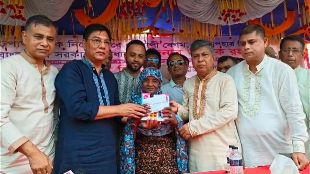 প্রধানমন্ত্রীর উদ্যোগে স্থায়ী ঠিকানা পেলেন ফুটপাতের সেই গোলাপী