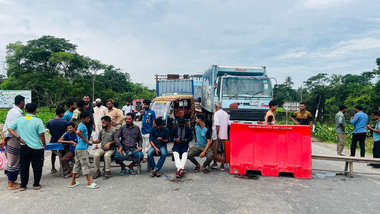 আসন পুনর্নির্ধারণের দাবিতে ব্রাহ্মণবাড়িয়ায় ঢাকা-সিলেট মহাসড়ক অবরোধ, যান চলাচল বন্ধ