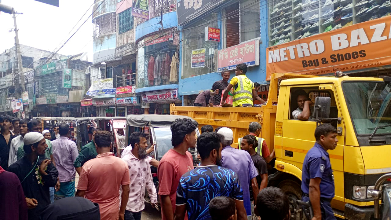 আখাউড়ায় ফুটপাত দখলমুক্ত করতে অভিযান, হকারদের মালামাল জব্দ