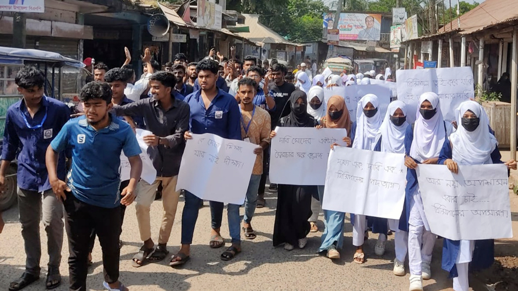 এইচএসসির ফল বিপর্যয়ে অধ্যক্ষের পদত্যাগের দাবি