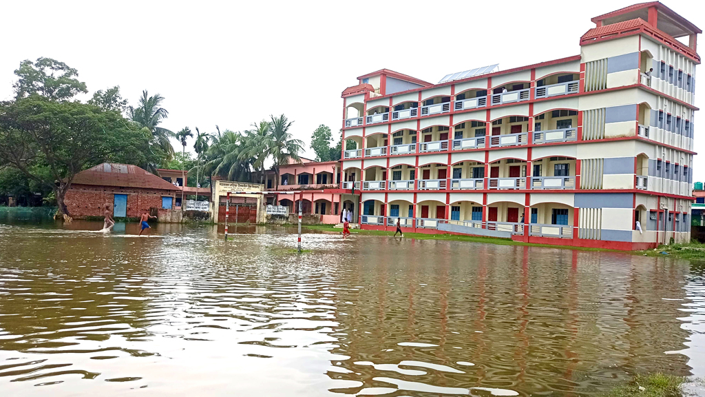 ব্রাহ্মণপাড়ায় বিদ্যালয়ের মাঠে হাঁটুপানি, বাধাগ্রস্ত স্বাভাবিক কার্যক্রম